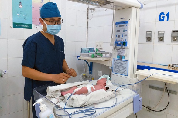 Mổ 2 lần trong 1 tuần cứu bé gái sơ sinh bị dị tật hở thành bụng - Ảnh 1. Mổ 2 lần trong 1 tuần cứu bé gái sơ sinh bị dị tật hở thành bụng - Ảnh 1.