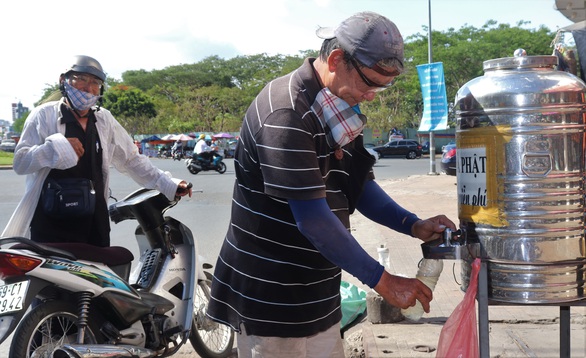 Trời nóng hầm hập, bức xạ gây nguy hiểm, giữ sức khỏe thế nào? - Ảnh 2. Trời nóng hầm hập, bức xạ gây nguy hiểm, giữ sức khỏe thế nào? - Ảnh 2.