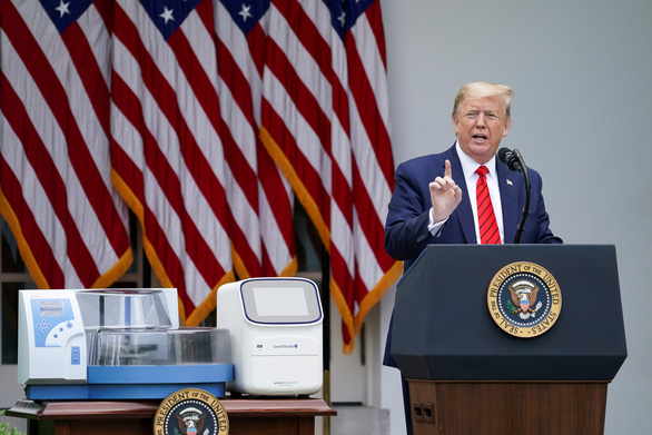 Ông Trump lệnh các quỹ hưu trí liên bang không đầu tư vào công ty Trung Quốc - Ảnh 1. Ông Trump lệnh các quỹ hưu trí liên bang không đầu tư vào công ty Trung Quốc - Ảnh 1.