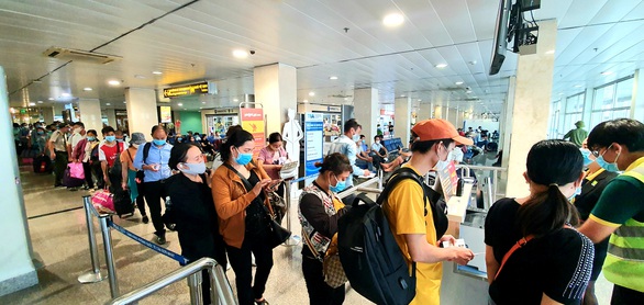 Tần suất bay nhộn nhịp, sân bay tăng cường chống dịch - Ảnh 1. Tần suất bay nhộn nhịp, sân bay tăng cường chống dịch - Ảnh 1.