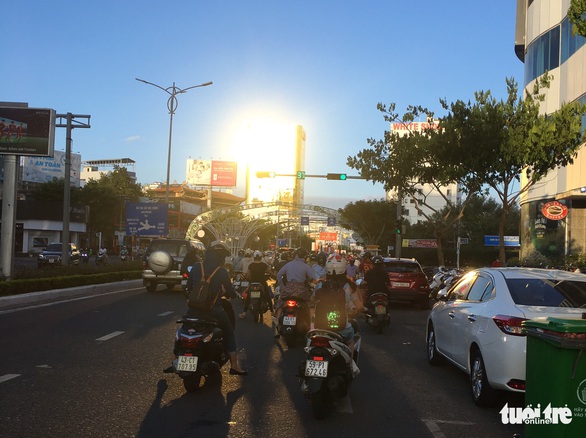 Đà Nẵng yêu cầu xử lý hai tòa nhà ốp kính phản quang trong tháng 5 - Ảnh 1. Đà Nẵng yêu cầu xử lý hai tòa nhà ốp kính phản quang trong tháng 5 - Ảnh 1.