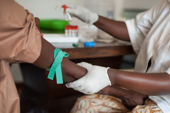 Mải lo chống COVID-19, nửa triệu bệnh nhân AIDS châu Phi có thể tử vong - Ảnh 1.