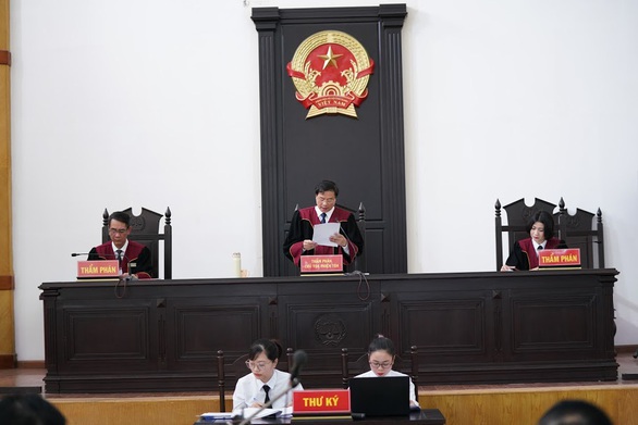 Hai cựu chủ tịch Đà Nẵng bị bắt tạm giam tại phiên tòa - Ảnh 3. Hai cựu chủ tịch Đà Nẵng bị bắt tạm giam tại
phiên tòa - Ảnh 3.