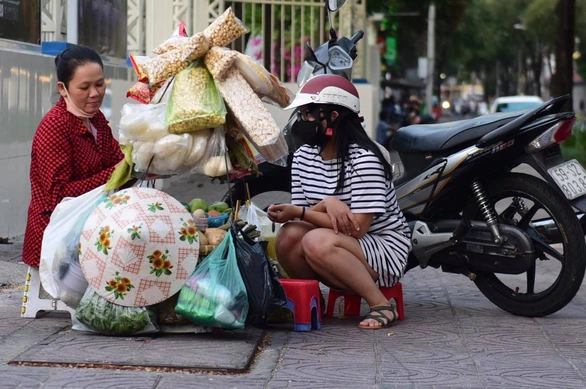 TP.HCM: người lao động tự do thuộc diện nào sẽ được nhận tiền hỗ trợ? - Ảnh 1. TP.HCM: người lao động tự do thuộc diện nào sẽ được nhận tiền hỗ trợ? - Ảnh 1.