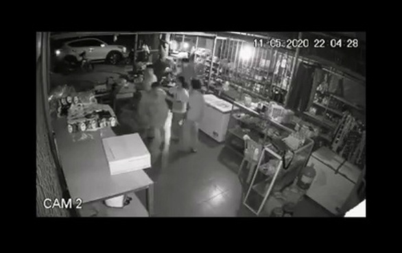 Nam thanh niên sửng cồ khi được yêu cầu lên công an làm việc - Ảnh 1. Nam thanh niên sửng cồ khi được yêu cầu lên công an làm việc - Ảnh 1.