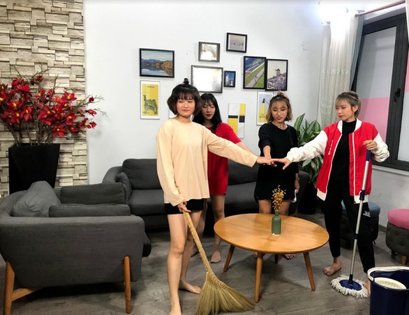 Chị em Tấm Cám: Một anh chàng 2 tay bắt đến 4 cá - Ảnh 3. Chị em Tấm Cám: Một anh chàng 2 tay bắt đến 4 cá - Ảnh 3.
