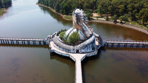Công viên rùng rợn Hồ Thủy Tiên sắp được hồi sinh - Ảnh 1. Công viên rùng rợn Hồ Thủy Tiên sắp được hồi sinh - Ảnh 1.