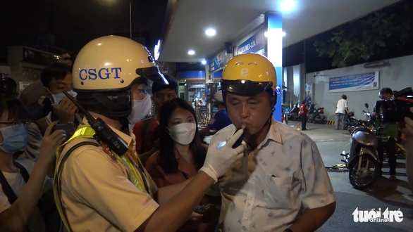 Dừng xe kiểm tra đến khuya, phạt kịch khung nhiều ma men - Ảnh 5. Dừng xe kiểm tra đến khuya, phạt kịch khung nhiều ma men - Ảnh 5.