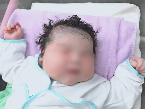 Một bé gái ở Sóc Trăng chào đời với cân nặng 6,1kg - Ảnh 1.