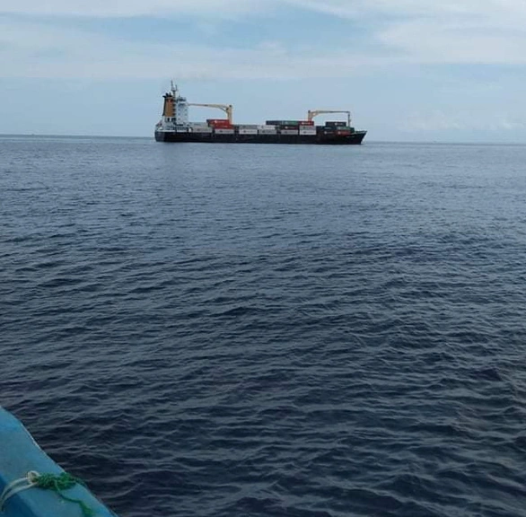 Tàu cá Ninh Thuận cứu một người Philippines trôi dạt trên biển - Ảnh 4. Tàu cá Ninh Thuận cứu một người Philippines trôi dạt trên biển - Ảnh 4.