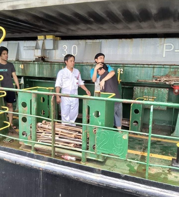 Tàu cá Ninh Thuận cứu một người Philippines trôi dạt trên biển - Ảnh 5. Tàu cá Ninh Thuận cứu một người Philippines trôi dạt trên biển - Ảnh 5.