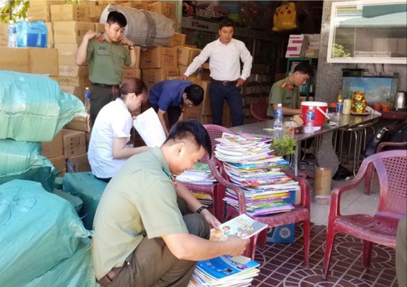 Khởi tố 3 chủ cửa hàng sách mua bán 72.600 cuốn sách giáo khoa giả - Ảnh 1. Khởi tố 3 chủ cửa hàng sách mua bán 72.600 cuốn sách giáo khoa giả - Ảnh 1.