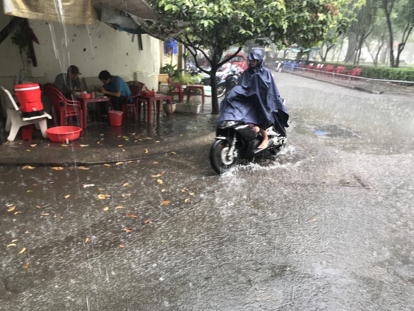 TP.HCM mới sáng đã mưa xối xả sau nhiều ngày nắng nóng - Ảnh 3. TP.HCM mới sáng đã mưa xối xả sau nhiều ngày nắng nóng - Ảnh 3.