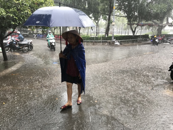 TP.HCM mới sáng đã mưa xối xả sau nhiều ngày nắng nóng - Ảnh 2. TP.HCM mới sáng đã mưa xối xả sau nhiều ngày nắng nóng - Ảnh 2.
