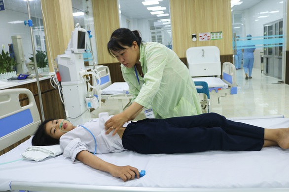 Nhiều học sinh nhập viện sau khi uống nước giải khát - Ảnh 1. Nhiều học sinh nhập viện sau khi uống nước giải khát - Ảnh 1.