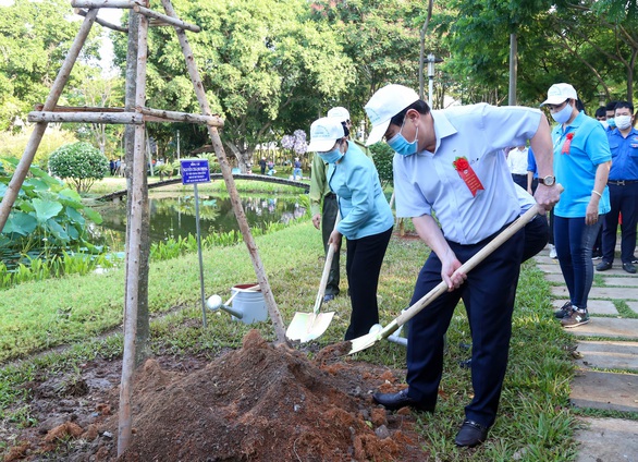 Lãnh đạo TP.HCM trồng cây, phát động Tết trồng cây đời đời nhớ ơn Bác Hồ - Ảnh 4. Lãnh đạo TP.HCM trồng cây, phát động Tết trồng cây đời đời nhớ ơn Bác Hồ - Ảnh 4.