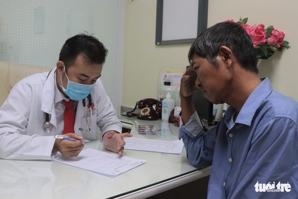 Người nghèo vui mừng được khám sức khỏe tổng quát miễn phí - Ảnh 2. Người nghèo vui mừng được khám sức khỏe tổng quát miễn phí - Ảnh 2.