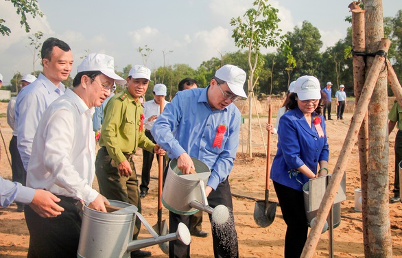 Lãnh đạo TP.HCM trồng cây, phát động Tết trồng cây đời đời nhớ ơn Bác Hồ - Ảnh 3. Lãnh đạo TP.HCM trồng cây, phát động Tết trồng cây đời đời nhớ ơn Bác Hồ - Ảnh 3.