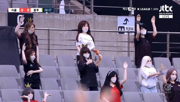 Chùm ảnh K-League sử dụng Búp bê bơm hơi để khán đài không...quá lạnh - Ảnh 3. Chùm ảnh K-League sử dụng Búp bê bơm hơi để khán đài không...quá lạnh - Ảnh 3.