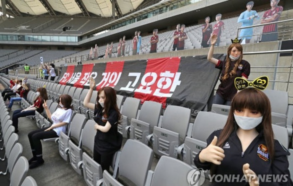 Chùm ảnh K-League sử dụng Búp bê bơm hơi để khán đài không...quá lạnh - Ảnh 7. Chùm ảnh K-League sử dụng Búp bê bơm hơi để khán đài không...quá lạnh - Ảnh 7.