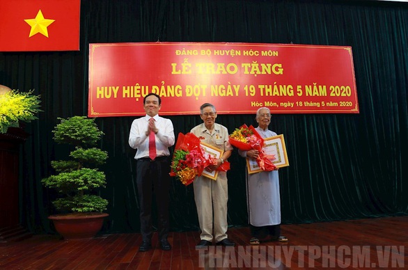 Trao huy hiệu 85 năm tuổi Đảng cho phu nhân cố Tổng bí thư Nguyễn Văn Linh - Ảnh 3. Trao huy hiệu 85 năm tuổi Đảng cho phu nhân cố Tổng bí thư Nguyễn Văn Linh - Ảnh 3.
