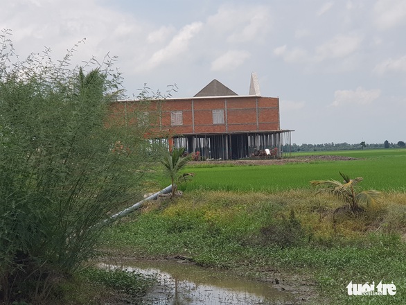 Biệt thự to trên đất nông nghiệp, ai nhìn cũng thấy nhưng xã bảo không hay - Ảnh 1. Biệt thự to trên đất nông nghiệp, ai nhìn cũng thấy nhưng xã bảo không hay - Ảnh 1.