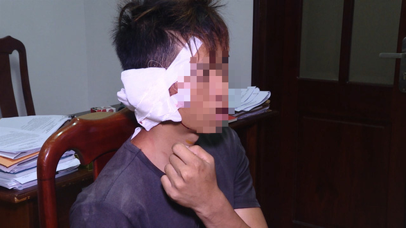Đang nhậu thì bị bạn ghe cắt tai nên lấy dao đâm chết bạn - Ảnh 1. Đang nhậu thì bị bạn ghe cắt tai nên lấy dao đâm chết bạn - Ảnh 1.