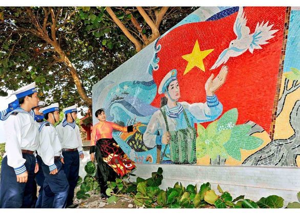 công trình bản đồ gốm và tranh gốm của họa sĩ nguyễn thu thủy trên đảo trường sa lớn (2) công trình bản đồ gốm và tranh gốm của họa sĩ nguyễn thu thủy trên đảo trường sa lớn (2)