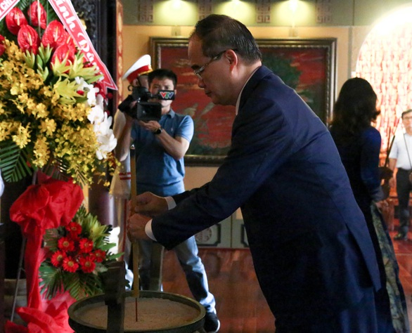 Lãnh đạo TP.HCM dâng hương tưởng niệm Chủ tịch Hồ Chí Minh - Ảnh 4. Lãnh đạo TP.HCM dâng hương tưởng niệm Chủ tịch Hồ Chí Minh - Ảnh 4.