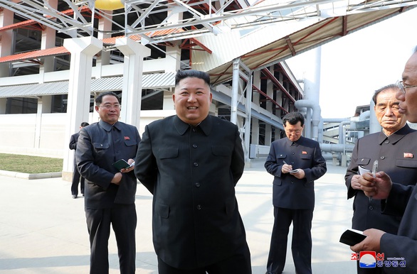 Hình ảnh ông Kim Jong Un xuất hiện trở lại sau những đồn đoán sức khỏe - Ảnh 4. Hình ảnh ông Kim Jong Un xuất hiện trở lại sau những đồn đoán sức khỏe - Ảnh 4.