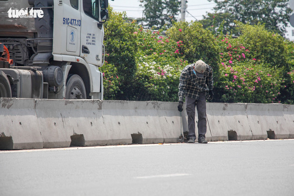 Highway 1 through Ho Chi Minh City is dense ... nails during the holiday season - Photo 5.