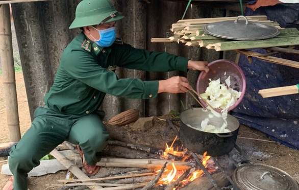 Những người lính nhận khổ về mình - Ảnh 1. Những người lính nhận khổ về mình - Ảnh 1.