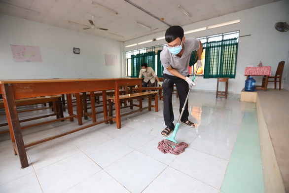 Schools, parents of Ho Chi Minh City, Hanoi clean up and prepare to welcome returning students - Photo 1.