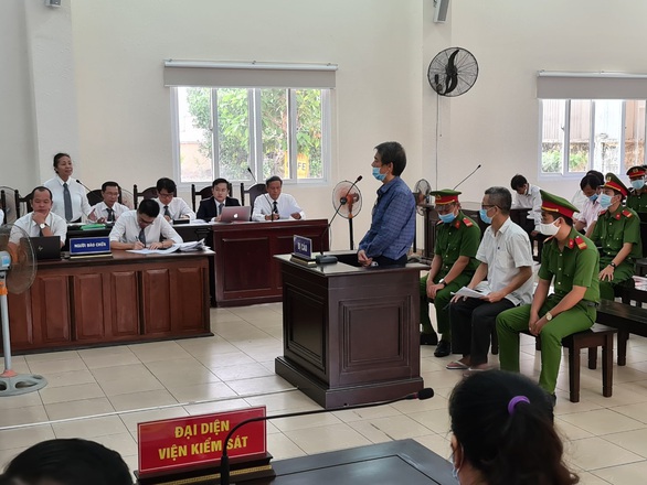 Vụ cựu bí thư Bến Cát: 2 năm chưa kết thúc, thả bớt bị can - Ảnh 2. Vụ cựu bí thư Bến Cát: 2 năm chưa kết thúc, thả bớt bị can - Ảnh 2.