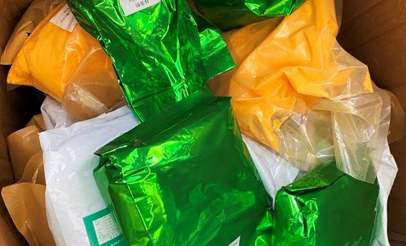 Tạm giữ gần nửa tấn phụ gia không nguồn gốc chuyên làm trà sữa, nước trái cây - Ảnh 1. Tạm giữ gần nửa tấn phụ gia không nguồn gốc chuyên làm trà sữa, nước trái cây - Ảnh 1.