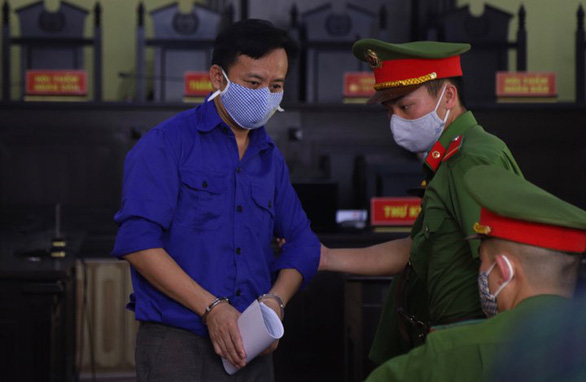 Sáng nay 21-5, 12 bị cáo trong vụ gian lận điểm thi ở Sơn La hầu tòa - Ảnh 1. Sáng nay 21-5, 12 bị cáo trong vụ gian lận điểm thi ở Sơn La hầu tòa - Ảnh 1.
