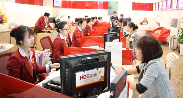Ngân hàng tặng phiếu mua hàng cho khách gửi tiết kiệm - Ảnh 1. Ngân hàng tặng phiếu mua hàng cho khách gửi tiết kiệm - Ảnh 1.