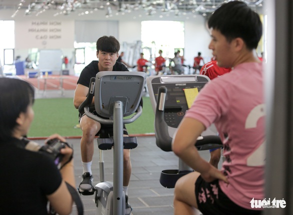 Đình Trọng đạp xe, Duy Mạnh tập tạ mướt mồ hôi ở PVF - Ảnh 5. Đình Trọng đạp xe, Duy Mạnh tập tạ mướt mồ hôi ở PVF - Ảnh 5.