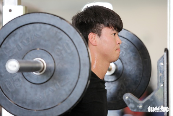 Đình Trọng đạp xe, Duy Mạnh tập tạ mướt mồ hôi ở PVF - Ảnh 6. Đình Trọng đạp xe, Duy Mạnh tập tạ mướt mồ hôi ở PVF - Ảnh 6.