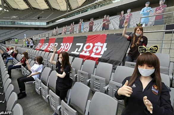 Đưa ‘búp bê tình dục’ lên khán đài, CLB FC Seoul bị phạt nặng - Ảnh 1. Đưa ‘búp bê tình dục’ lên khán đài, CLB FC Seoul bị phạt nặng - Ảnh 1.