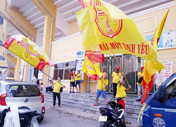 Cổ động viên thành Nam xuống đường cổ vũ trận Nam Định - Hoàng Anh Gia Lai - Ảnh 5. Cổ động viên thành Nam xuống đường cổ vũ trận Nam Định - Hoàng Anh Gia Lai - Ảnh 5.