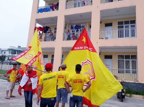 Cổ động viên thành Nam xuống đường cổ vũ trận Nam Định - Hoàng Anh Gia Lai - Ảnh 7. Cổ động viên thành Nam xuống đường cổ vũ trận Nam Định - Hoàng Anh Gia Lai - Ảnh 7.