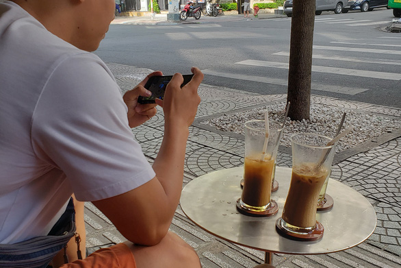 Đến Sài Gòn đừng quên uống cà phê sữa đá nhé - Ảnh 1.