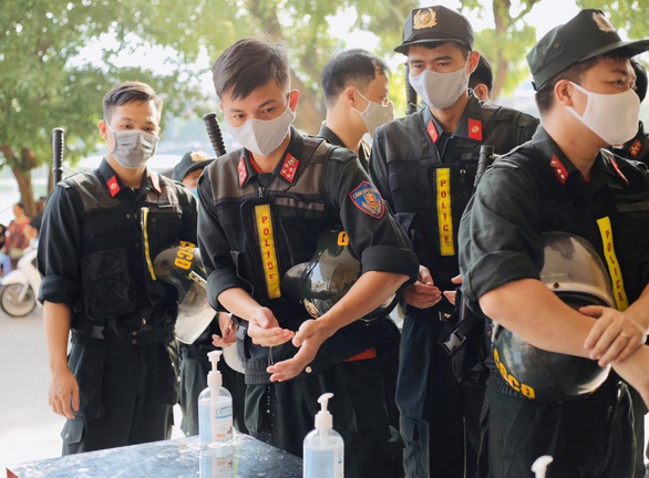 Sân Thiên Trường náo nức chờ giờ bóng lăn - Ảnh 8. Sân Thiên Trường náo nức chờ giờ bóng lăn - Ảnh 8.