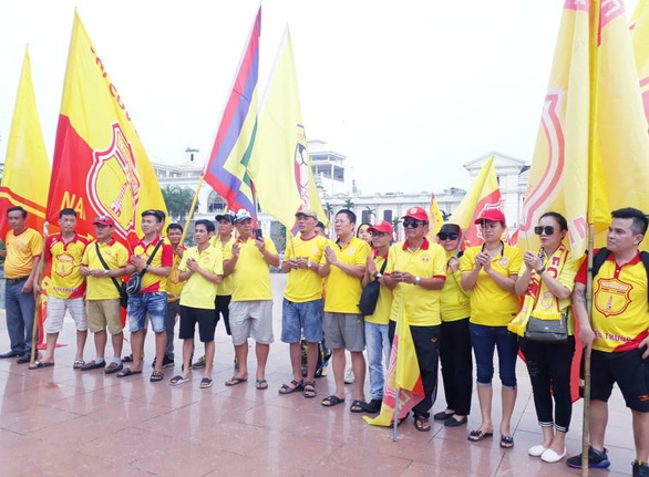 Cổ động viên thành Nam xuống đường cổ vũ trận Nam Định - Hoàng Anh Gia Lai - Ảnh 6. Cổ động viên thành Nam xuống đường cổ vũ trận Nam Định - Hoàng Anh Gia Lai - Ảnh 6.