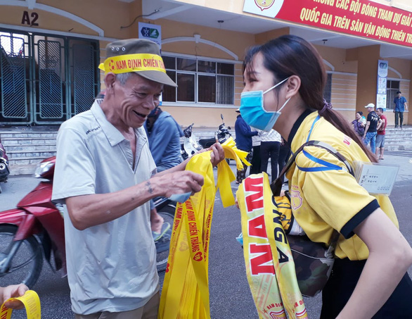 Cổ động viên thành Nam xuống đường cổ vũ trận Nam Định - Hoàng Anh Gia Lai - Ảnh 4. Cổ động viên thành Nam xuống đường cổ vũ trận Nam Định - Hoàng Anh Gia Lai - Ảnh 4.