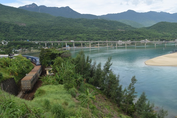 Dừng chân nơi non xanh nước biếc Lăng Cô - Ảnh 2. Dừng chân nơi non xanh nước biếc Lăng Cô - Ảnh 2.