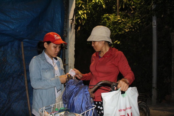 Nhi vé số và nỗi sợ dang dở ước mơ - Ảnh 1. Nhi vé số và nỗi sợ dang dở ước mơ - Ảnh 1.