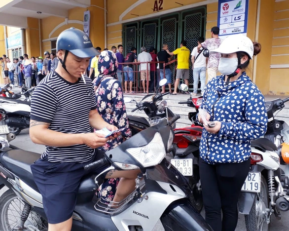 Cổ động viên thành Nam xuống đường cổ vũ trận Nam Định - Hoàng Anh Gia Lai - Ảnh 9. Cổ động viên thành Nam xuống đường cổ vũ trận Nam Định - Hoàng Anh Gia Lai - Ảnh 9.
