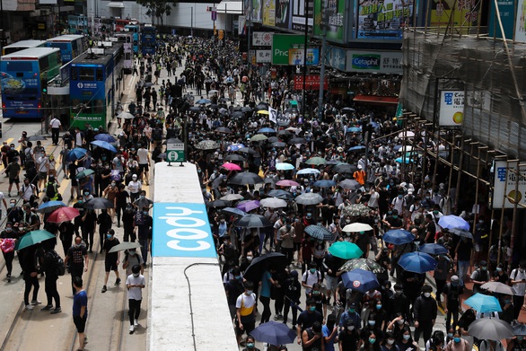 Hàng ngàn người Hong Kong xuống đường phản đối dự luật an ninh - Ảnh 2. Hàng ngàn người Hong Kong xuống đường phản đối dự luật an ninh - Ảnh 2.